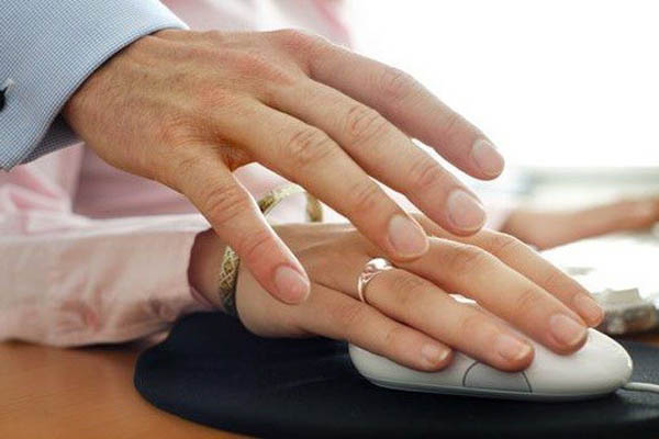 Sốc khoảnh khắc smartphone đang sạc bỗng phát nổ như bom ngay cạnh 2 em bé-1