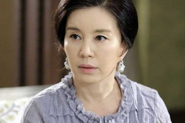 Bố mẹ vợ đến thăm cháu trai mới sinh, tôi linh tính điều chẳng lành khi thấy ánh mắt họ sáng lên-1