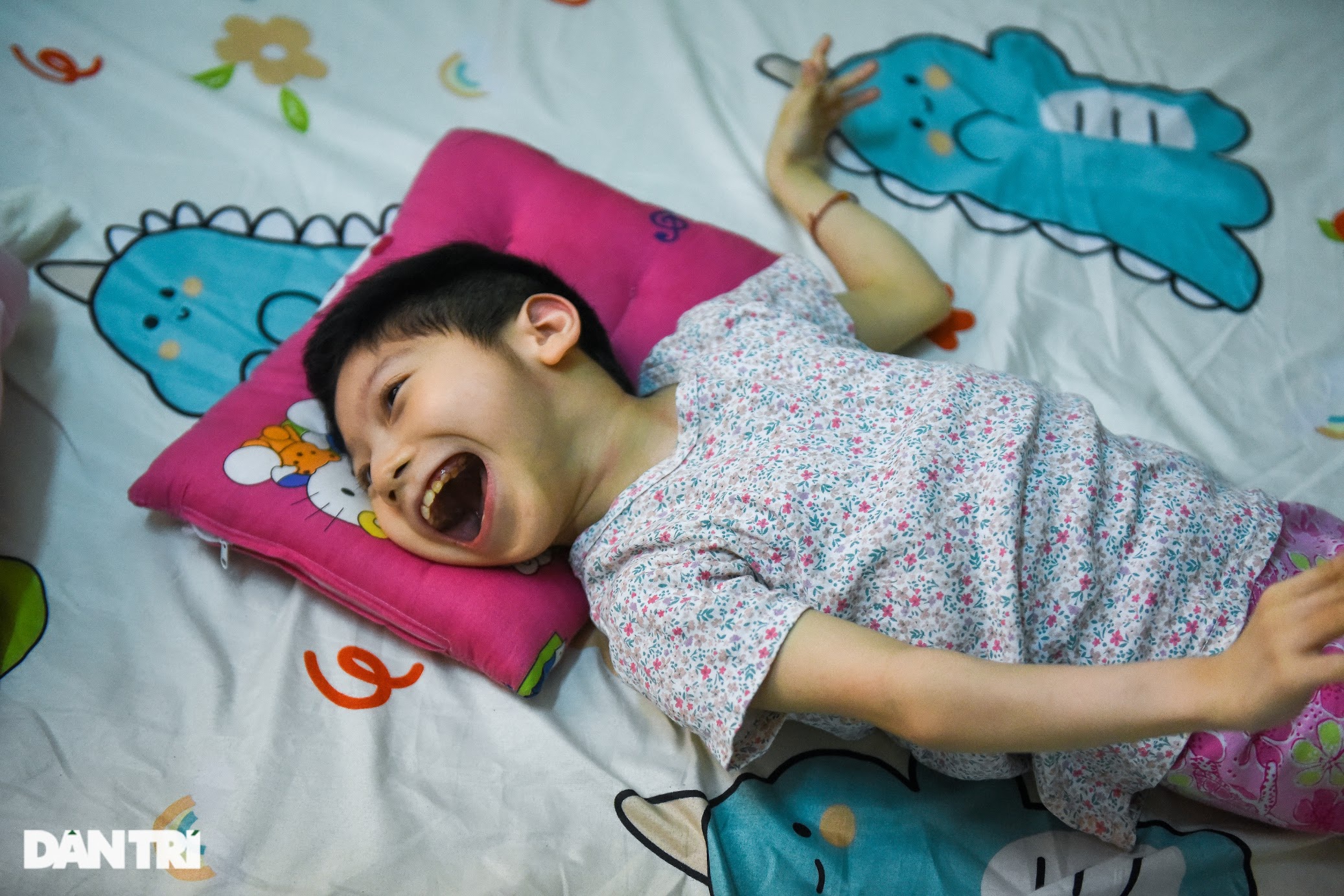 Đời thực xót xa của Sâm osin: Ngày chăm con bại não, tối ăn vội chạy show-1
