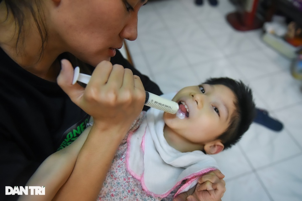 Đời thực xót xa của Sâm osin: Ngày chăm con bại não, tối ăn vội chạy show-3