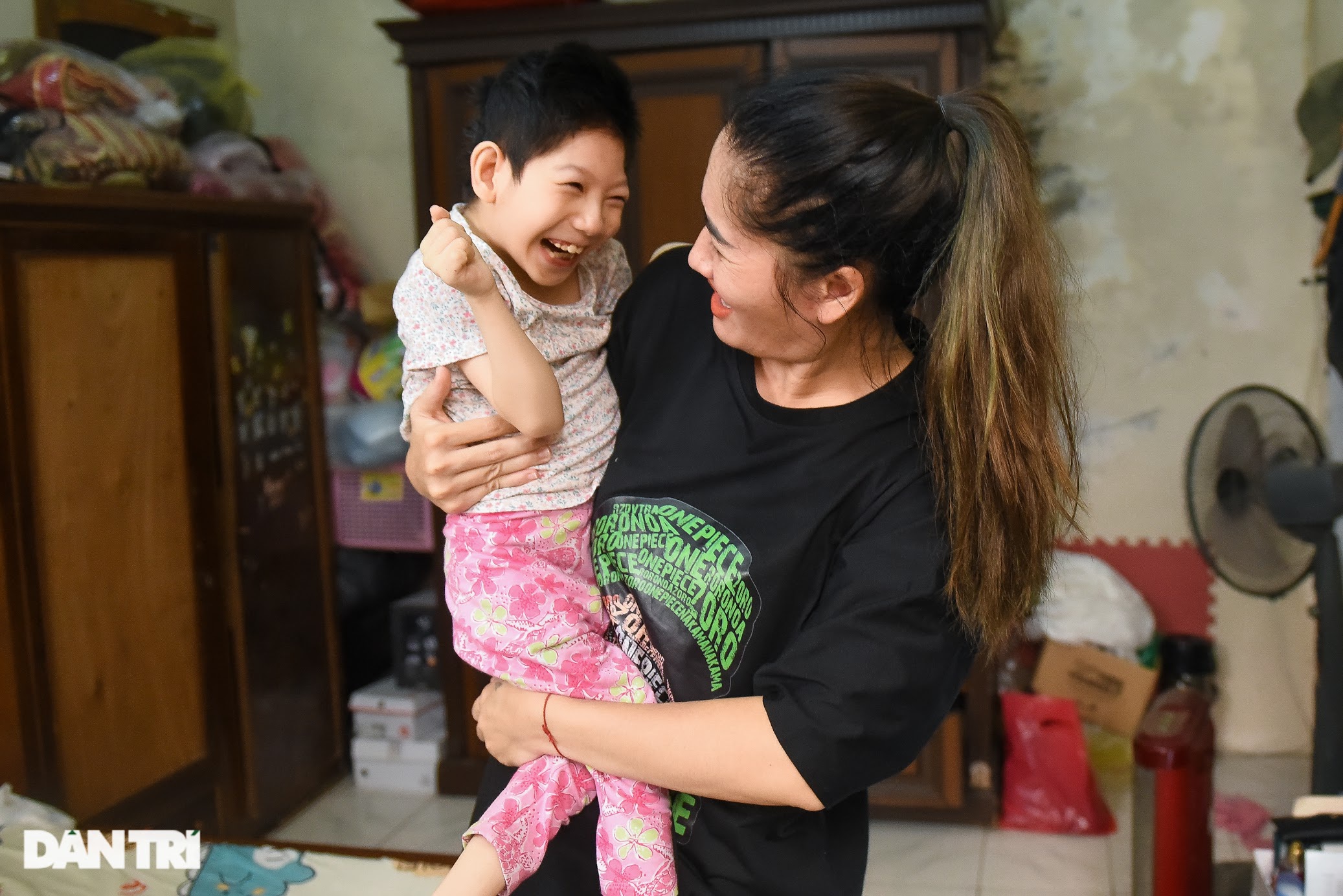 Đời thực xót xa của Sâm osin: Ngày chăm con bại não, tối ăn vội chạy show-2