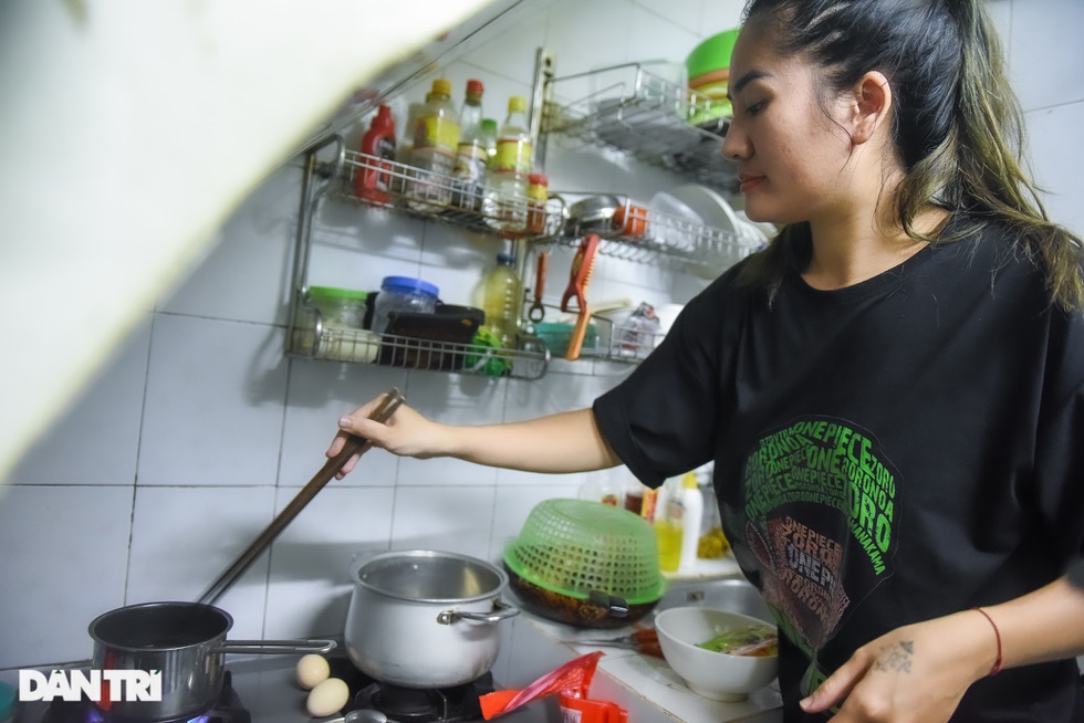 Đời thực xót xa của Sâm osin: Ngày chăm con bại não, tối ăn vội chạy show-7