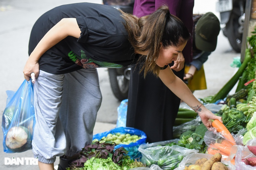 Đời thực xót xa của Sâm osin: Ngày chăm con bại não, tối ăn vội chạy show-10