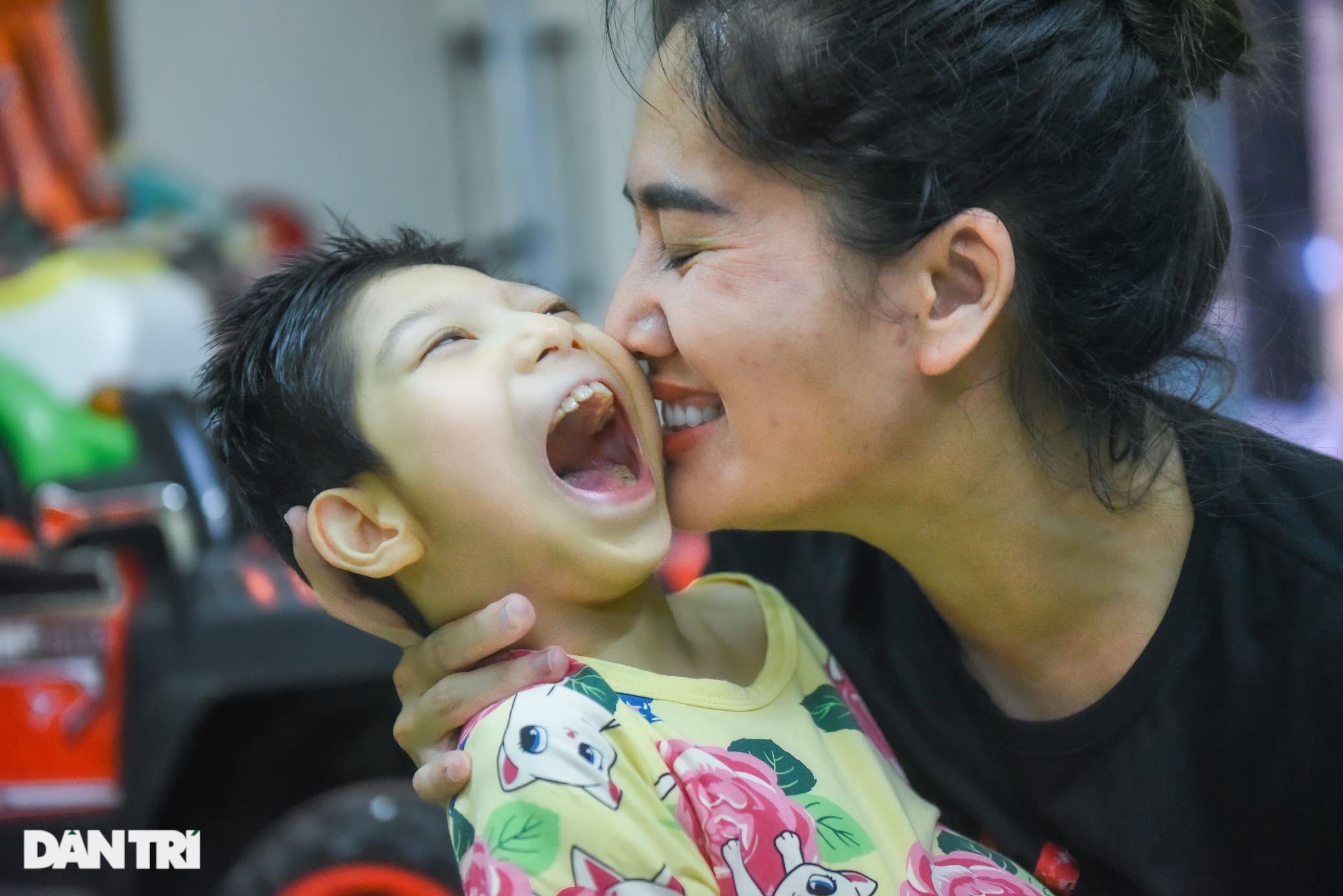 Đời thực xót xa của Sâm osin: Ngày chăm con bại não, tối ăn vội chạy show-17