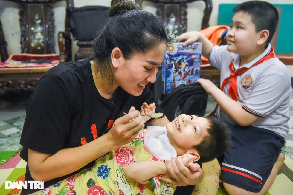 Đời thực xót xa của Sâm osin: Ngày chăm con bại não, tối ăn vội chạy show-15