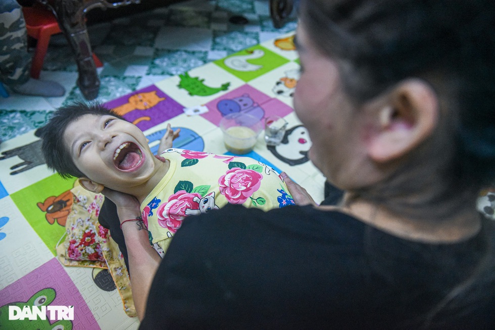 Đời thực xót xa của Sâm osin: Ngày chăm con bại não, tối ăn vội chạy show-16