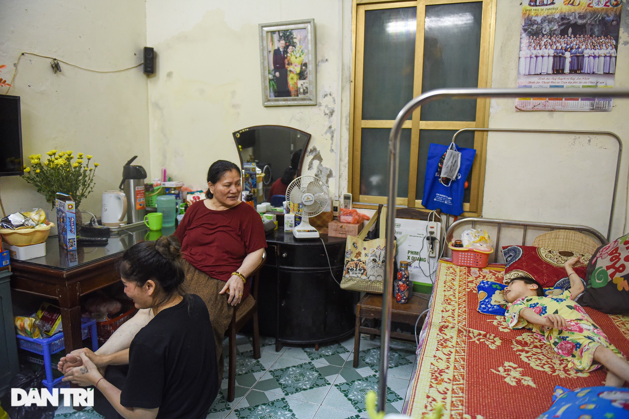 Đời thực xót xa của Sâm osin: Ngày chăm con bại não, tối ăn vội chạy show-26