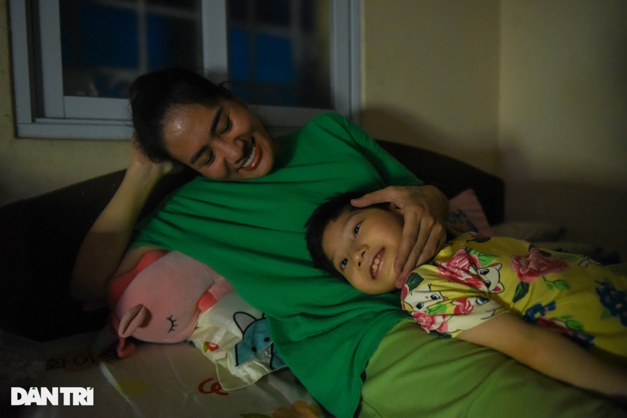 Đời thực xót xa của Sâm osin: Ngày chăm con bại não, tối ăn vội chạy show-27