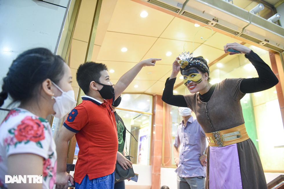 Đời thực xót xa của Sâm osin: Ngày chăm con bại não, tối ăn vội chạy show-20