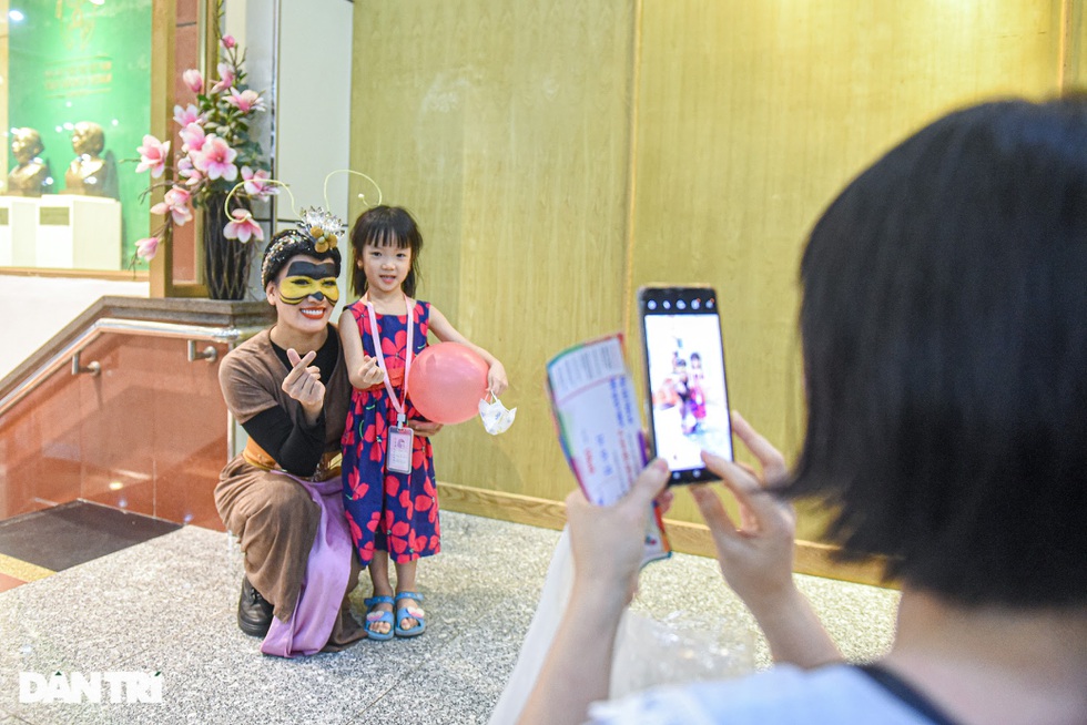 Đời thực xót xa của Sâm osin: Ngày chăm con bại não, tối ăn vội chạy show-21