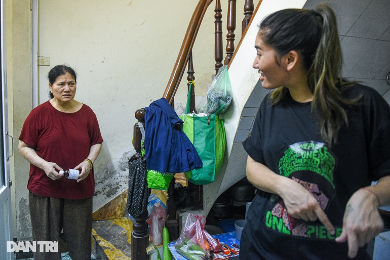 Đời thực xót xa của Sâm osin: Ngày chăm con bại não, tối ăn vội chạy show-25