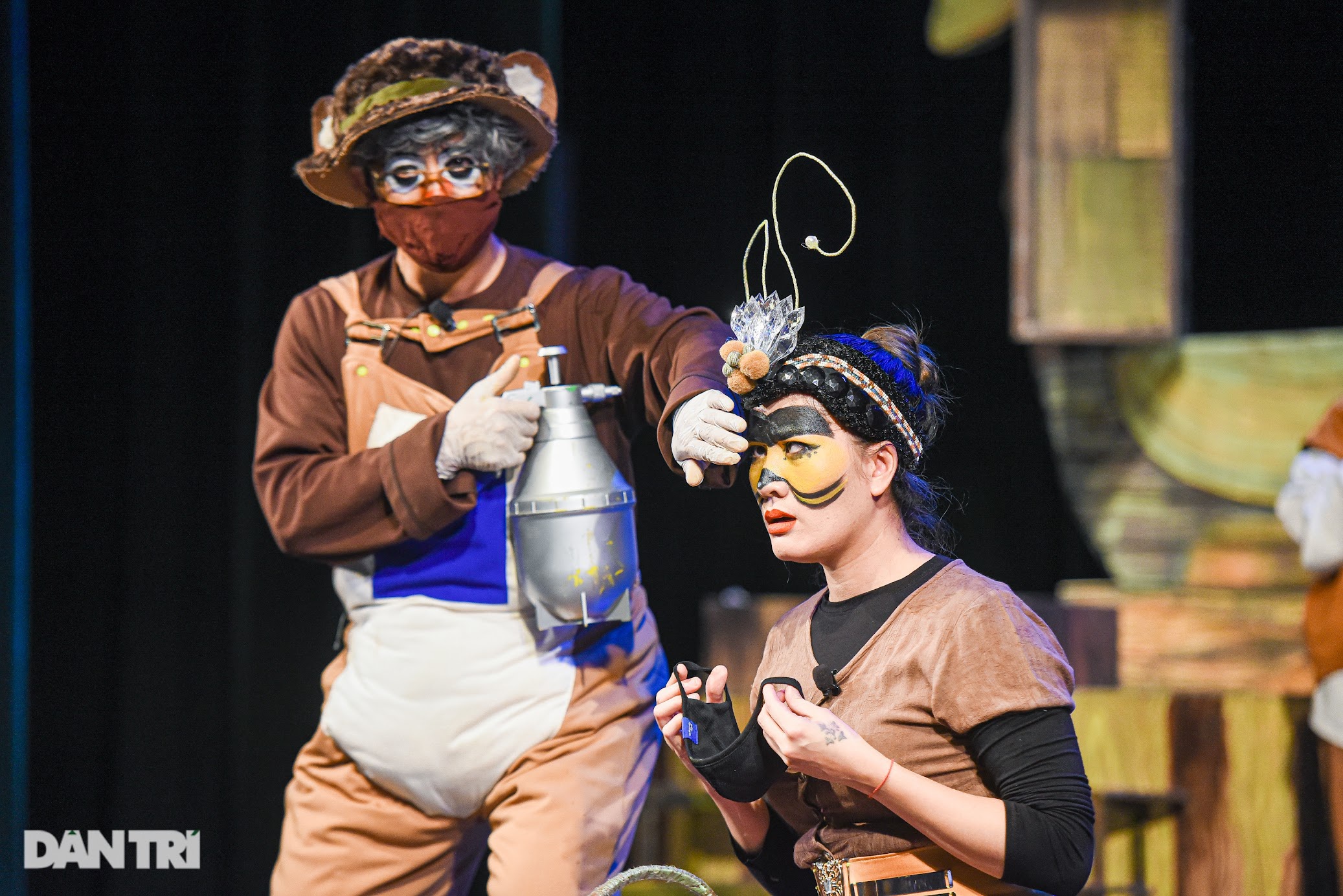 Đời thực xót xa của Sâm osin: Ngày chăm con bại não, tối ăn vội chạy show-24