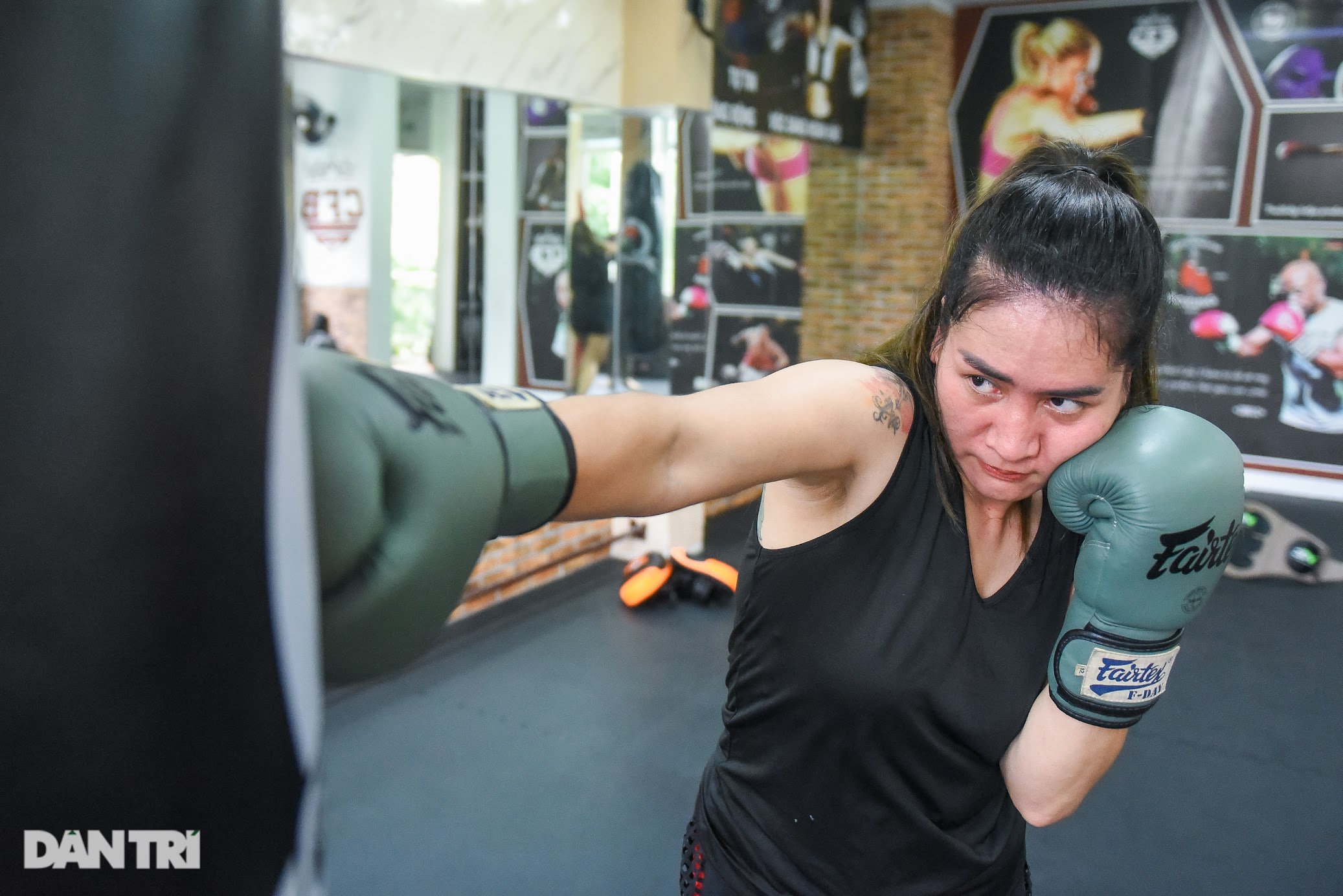 Đời thực xót xa của Sâm osin: Ngày chăm con bại não, tối ăn vội chạy show-14