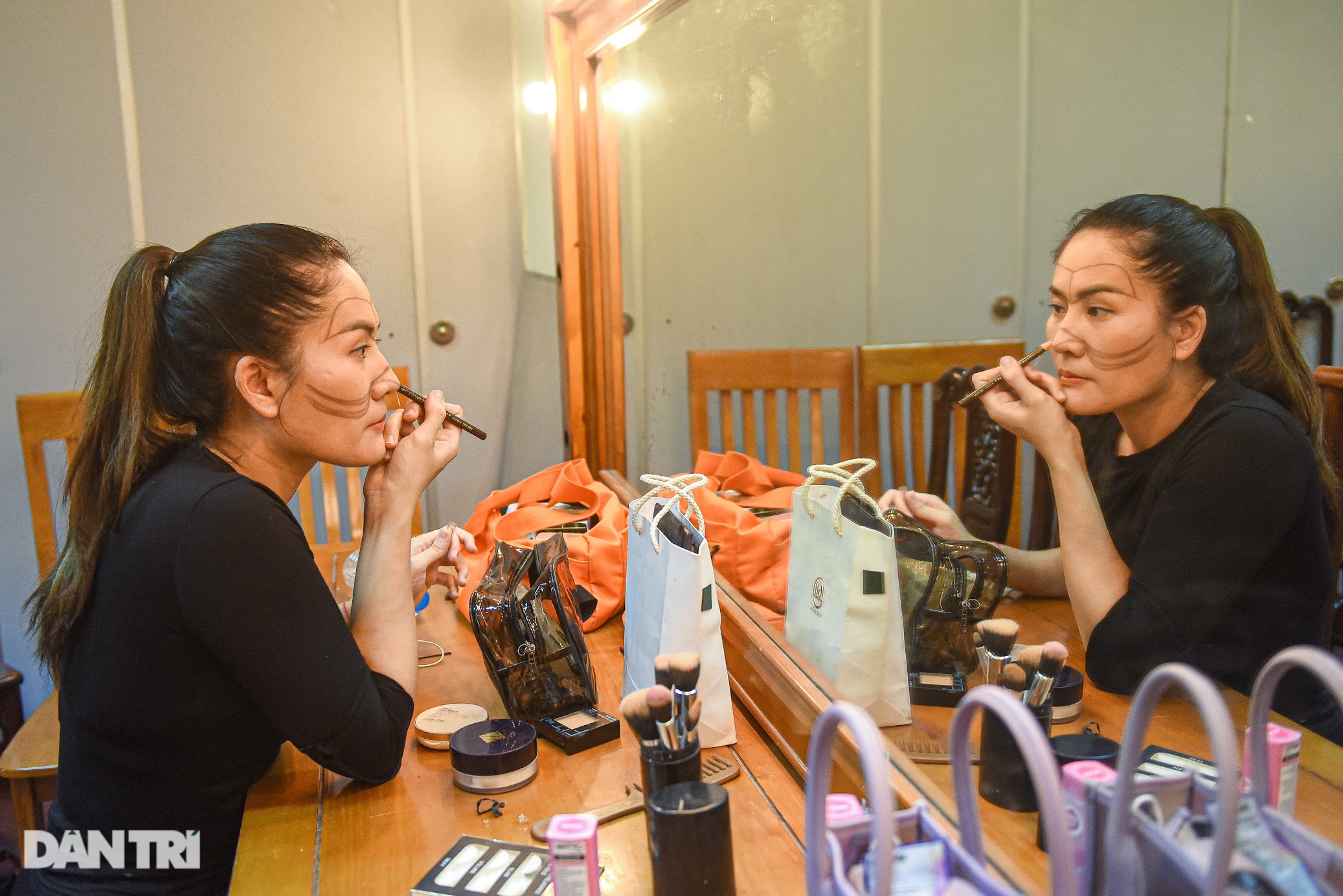 Đời thực xót xa của Sâm osin: Ngày chăm con bại não, tối ăn vội chạy show-18