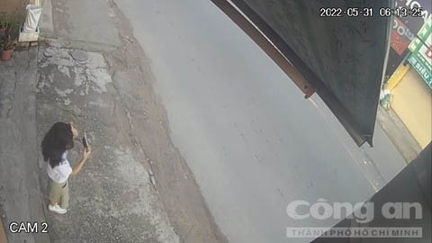 Clip nữ sinh lớp 9 bị giật điện thoại khi đứng trước nhà… soi gương-1