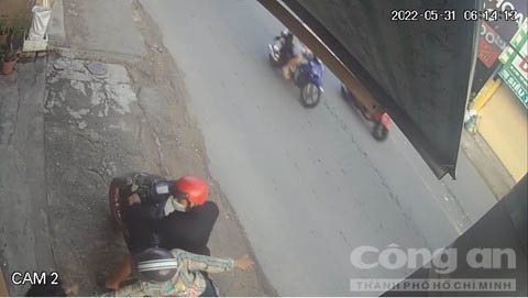 Clip nữ sinh lớp 9 bị giật điện thoại khi đứng trước nhà… soi gương-2