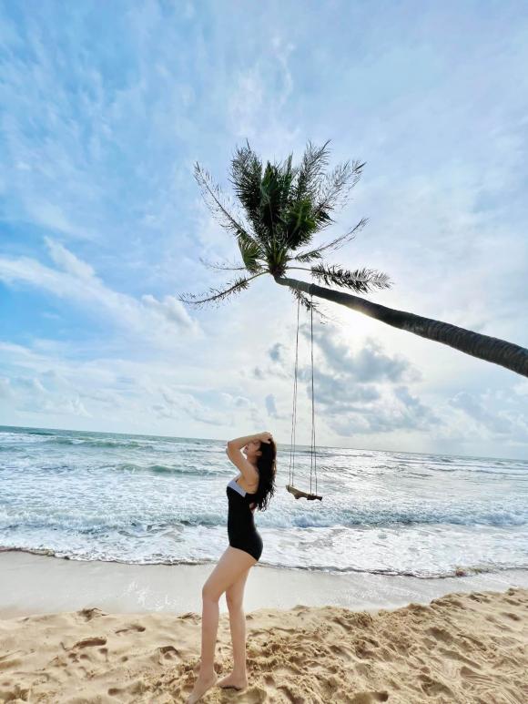 Bà xã lần đầu đăng ảnh diện áo tắm sau hơn 1 tháng sinh nở, cầu thủ Phan Văn Đức liền vào nịnh-1