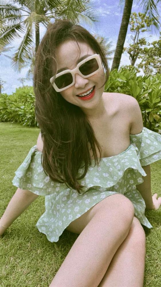 Bà xã lần đầu đăng ảnh diện áo tắm sau hơn 1 tháng sinh nở, cầu thủ Phan Văn Đức liền vào nịnh-5