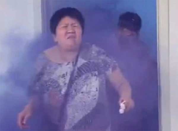 Đợi mãi không được rước dâu, phù rể ném bom khói khiến nhà gái chạy tán loạn-1