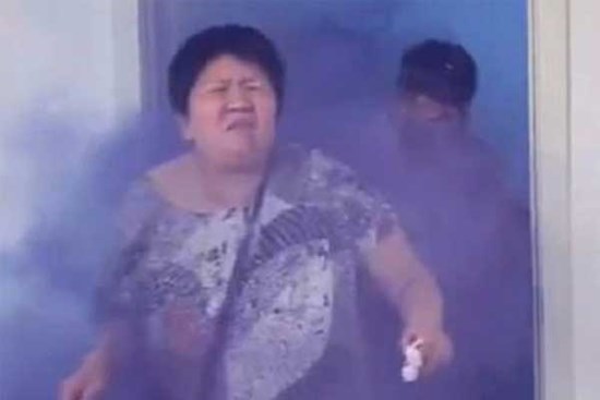 Đợi mãi không được rước dâu, phù rể ném bom khói khiến nhà gái chạy tán loạn