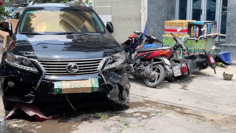 Ô tô lao vào hẻm hạ gục 7 xe máy ở TPHCM-1