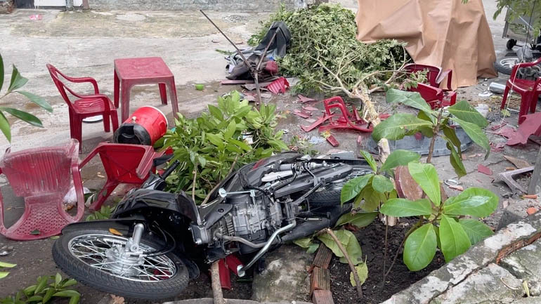 Ô tô lao vào hẻm hạ gục 7 xe máy ở TPHCM-2