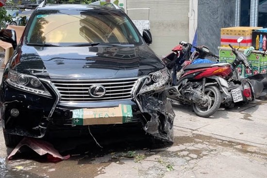 Ô tô lao vào hẻm 