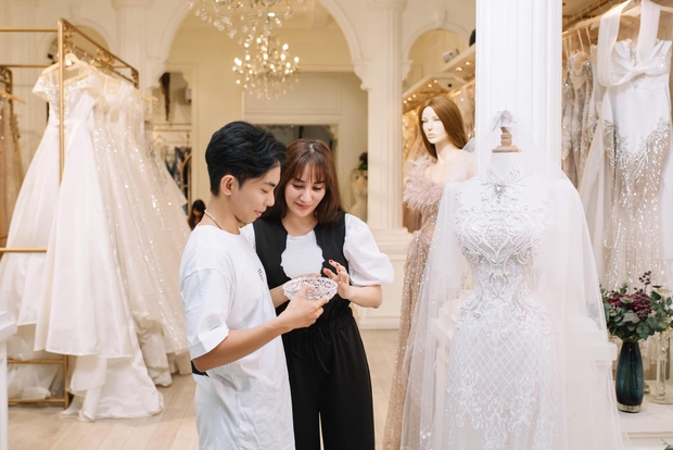 Phan Hiển đưa Khánh Thi thử váy cưới, nhan sắc cô dâu là mẹ bỉm 2 con nổi bần bật!-4