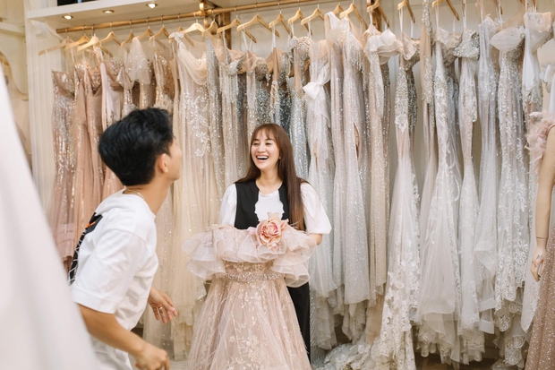 Phan Hiển đưa Khánh Thi thử váy cưới, nhan sắc cô dâu là mẹ bỉm 2 con nổi bần bật!-2