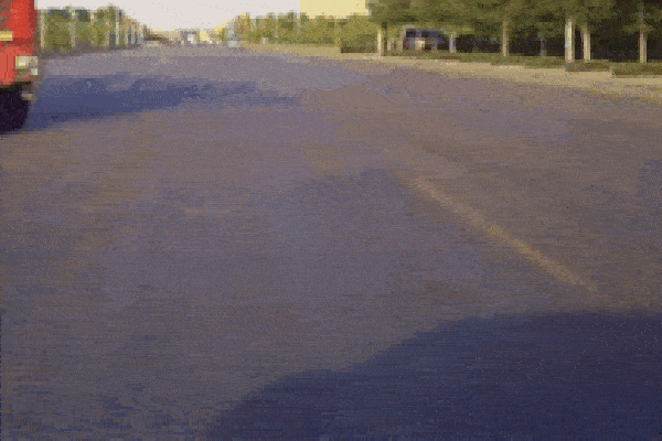 Mải đứng bấm điện thoại ở ven đường, người phụ nữ bất ngờ bị cánh cửa thùng xe tải hạ gục-1