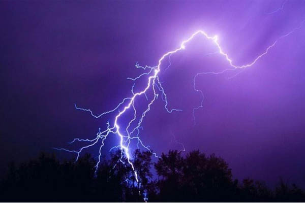 Clip: Sét đánh trúng thuyền, người đàn ông rơi xuống sông mất tích-1