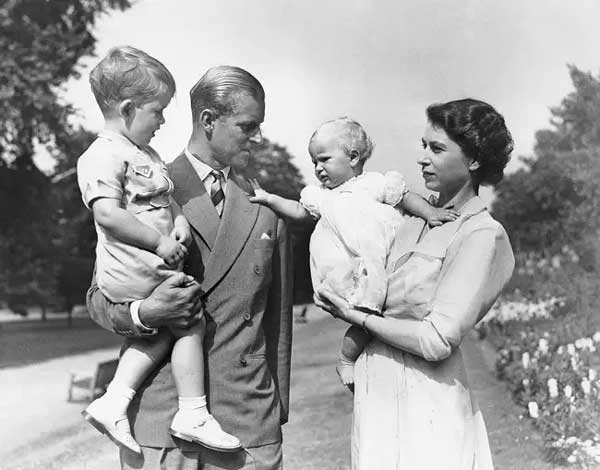 Chân dung Hoàng tế Philip - người bạn đời đồng hành không thể rời xa trong suốt 70 năm trị vì của Nữ hoàng Anh-3