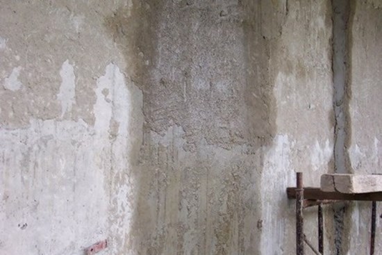 Mưa nhiều khiến tường và trần nhà bị thấm nước: Làm cách này để xử lý hiệu quả