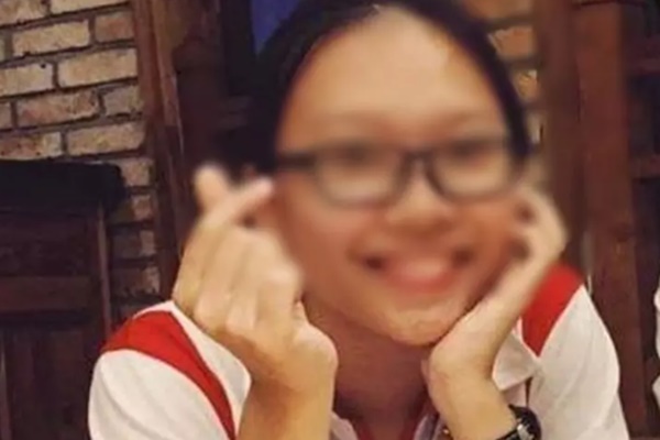 5 tiếp viên nhà hàng ăn mặc mát mẻ phục vụ khách trong căn phòng không số-2