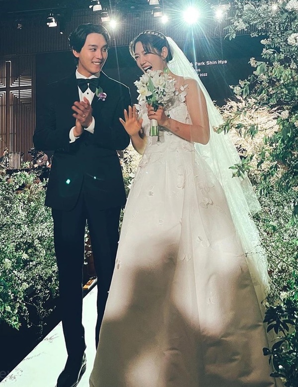 Tin vui: Mỹ nhân Người thừa kế Park Shin Hye đã hạ sinh con trai đầu lòng-1