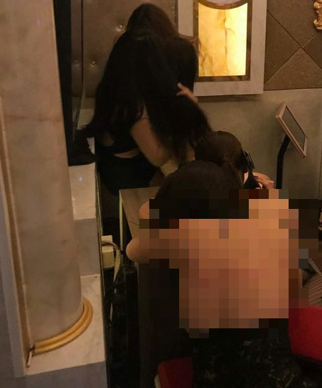 5 tiếp viên nhà hàng ăn mặc mát mẻ phục vụ khách trong căn phòng không số-1