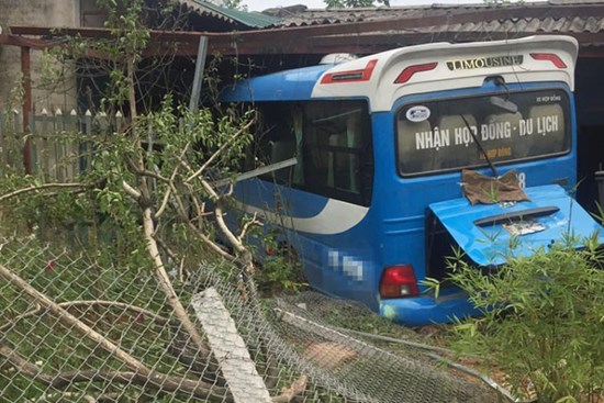 Xe khách chở 28 người mất lái, tông sập tường nhà dân