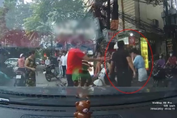 CLIP: 2 người đàn ông hung hãn lao vào đánh người phụ nữ đi ôtô ngay trên phố-2