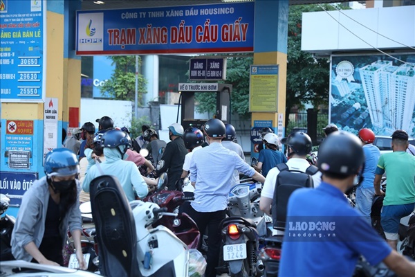 Lo giá xăng tăng dựng đứng, người dân Hà Nội xếp hàng chờ đợi đổ đầy bình-3