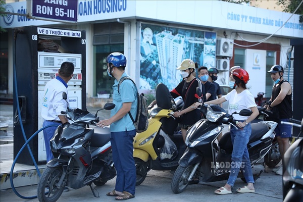 Lo giá xăng tăng dựng đứng, người dân Hà Nội xếp hàng chờ đợi đổ đầy bình-4