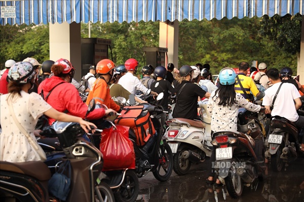 Lo giá xăng tăng dựng đứng, người dân Hà Nội xếp hàng chờ đợi đổ đầy bình-6