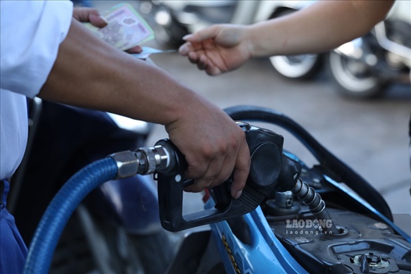 Lo giá xăng tăng dựng đứng, người dân Hà Nội xếp hàng chờ đợi đổ đầy bình-8