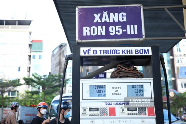 Lo giá xăng tăng dựng đứng, người dân Hà Nội xếp hàng chờ đợi đổ đầy bình-9