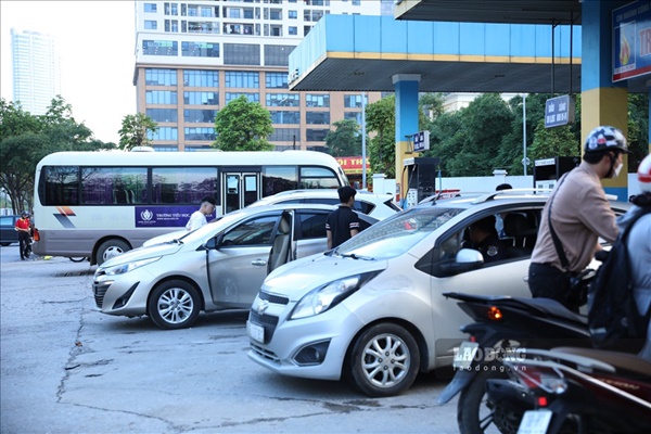 Lo giá xăng tăng dựng đứng, người dân Hà Nội xếp hàng chờ đợi đổ đầy bình-12