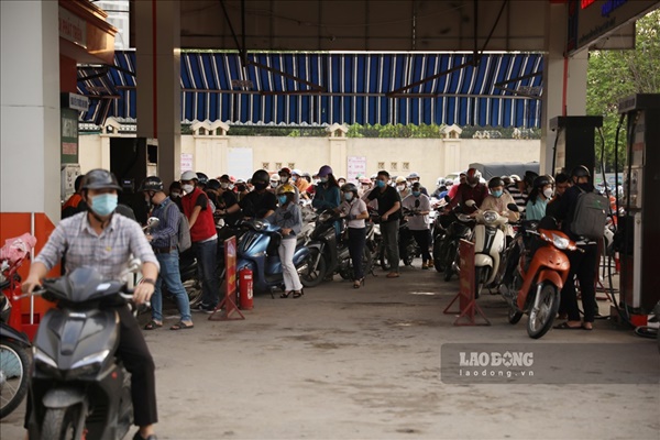 Lo giá xăng tăng dựng đứng, người dân Hà Nội xếp hàng chờ đợi đổ đầy bình-14