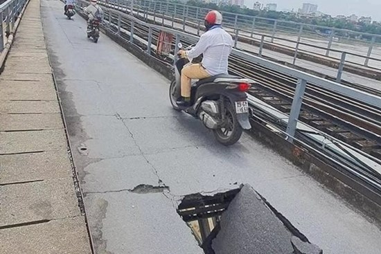 Cục trưởng Đường sắt: Dân dừng xe chụp ảnh gây áp lực cho kết cấu mặt cầu Long Biên