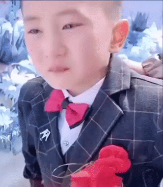 Cậu bé khóc không thành tiếng trong đám cưới anh trai vì nhận ra danh tính bất ngờ của cô dâu-2