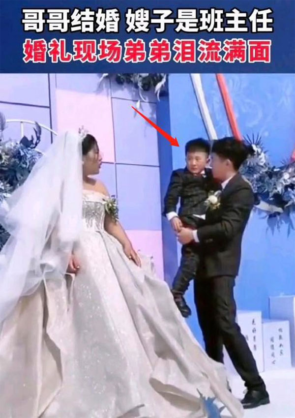 Cậu bé khóc không thành tiếng trong đám cưới anh trai vì nhận ra danh tính bất ngờ của cô dâu-1