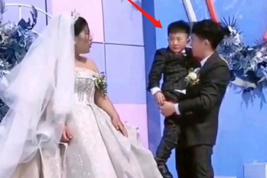 Cậu bé khóc không thành tiếng trong đám cưới anh trai vì nhận ra danh tính bất ngờ của cô dâu