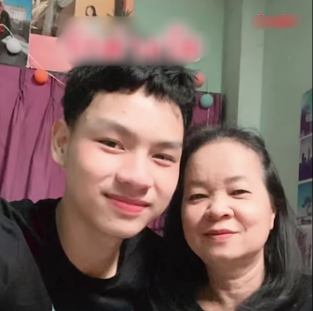 Chàng trai 18 mê đắm bạn gái U60, theo đuổi suốt 3 tháng ròng mới dám ngỏ lời tỏ tình-1